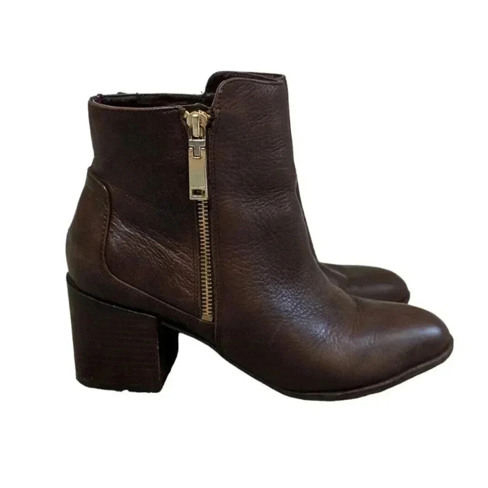 Tommy Hilfiger Dita Brown Leather Block Heel Bootie Ankle Boot Size 8.5 Gold Zip